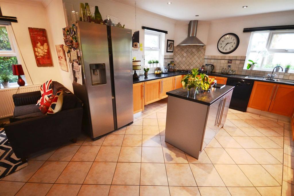 Kitchen 1.jpg