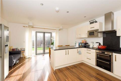 37 Westmount Close, Worcester Park, KT4 8FL