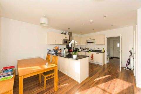 37 Westmount Close, Worcester Park, KT4 8FL
