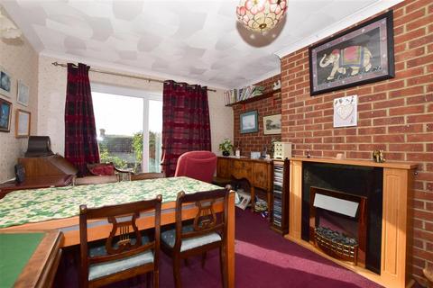 106 Charles Drive, Cuxton, Rochester, ME2 1DU