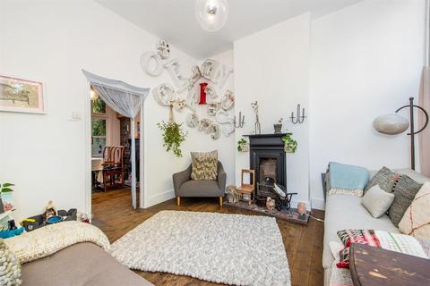 100 Columbia Road, London, E2 7QB