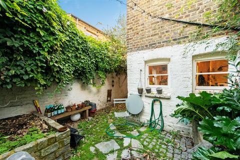 100 Columbia Road, London, E2 7QB