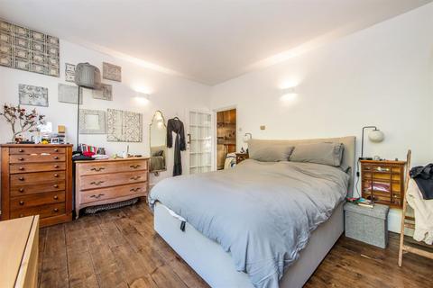 100 Columbia Road, London, E2 7QB
