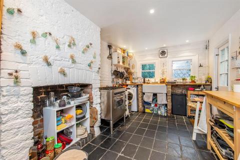 100 Columbia Road, London, E2 7QB