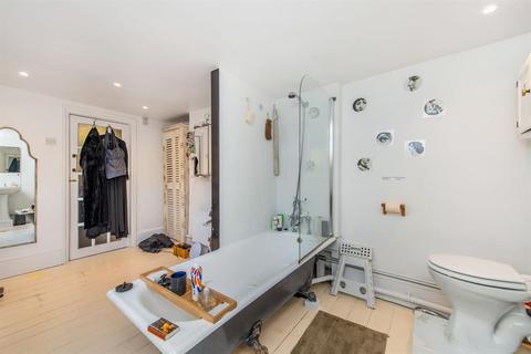 100 Columbia Road, London, E2 7QB