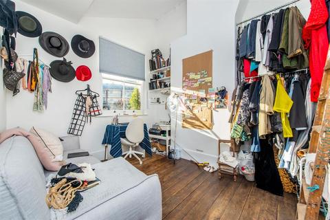 100 Columbia Road, London, E2 7QB