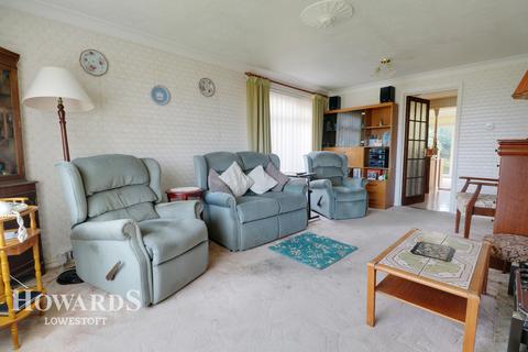 28 Breydon Way, Lowestoft, NR33 9AT