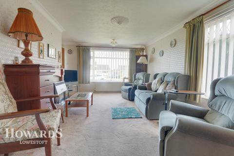 28 Breydon Way, Lowestoft, NR33 9AT