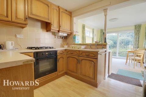 28 Breydon Way, Lowestoft, NR33 9AT