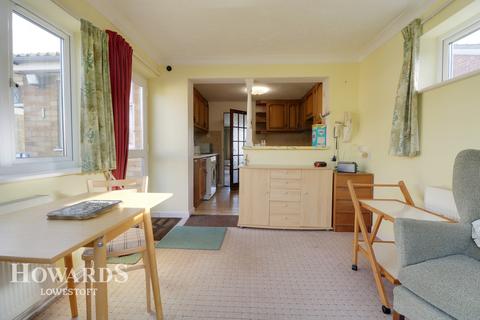 28 Breydon Way, Lowestoft, NR33 9AT