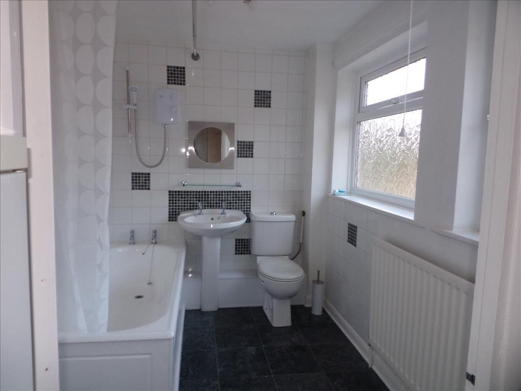 Rothesay Terrace, Bedlington... 2 bed flat £375 pcm (£87 pw)