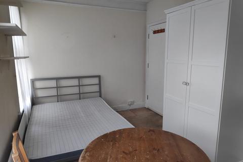 House share to rent, Grovehill Road, Redhill