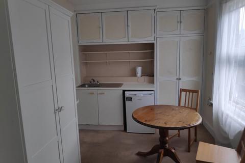 House share to rent, Grovehill Road, Redhill