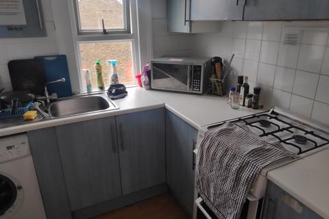 House share to rent, Grovehill Road, Redhill