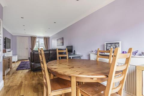28 Fenhurst Close, Horsham, RH12 1UX
