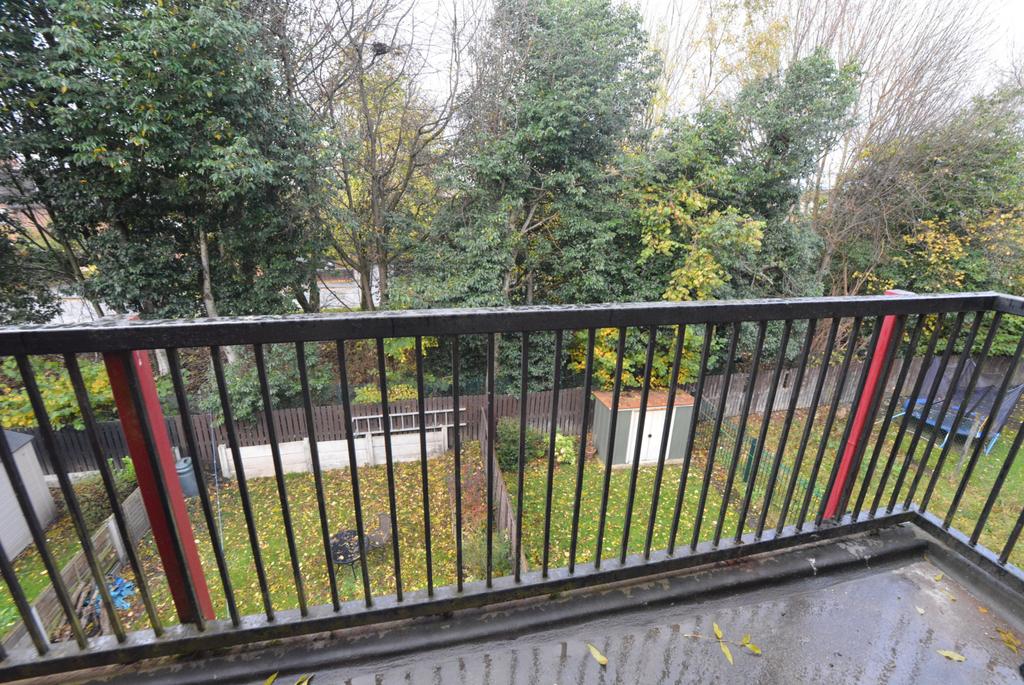 Wardle Close Stretford M32 2 bed flat £750 pcm (£173 pw)