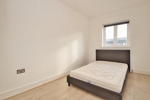 3 bedroom flat to rent - Roxeth House, Shaftesbury Avenue, Harrow