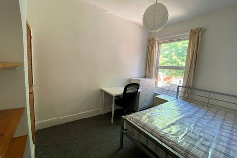 4 bedroom terraced house to rent, Livingstone Road, Southampton