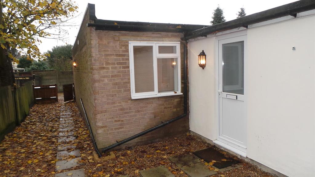 Epsom Road, Morden, SM4 2 bed flat £1,050 pcm (£242 pw)
