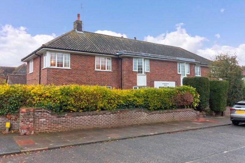 Southview Drive, Worthing 2 bed apartment £1,100 pcm (£254 pw)