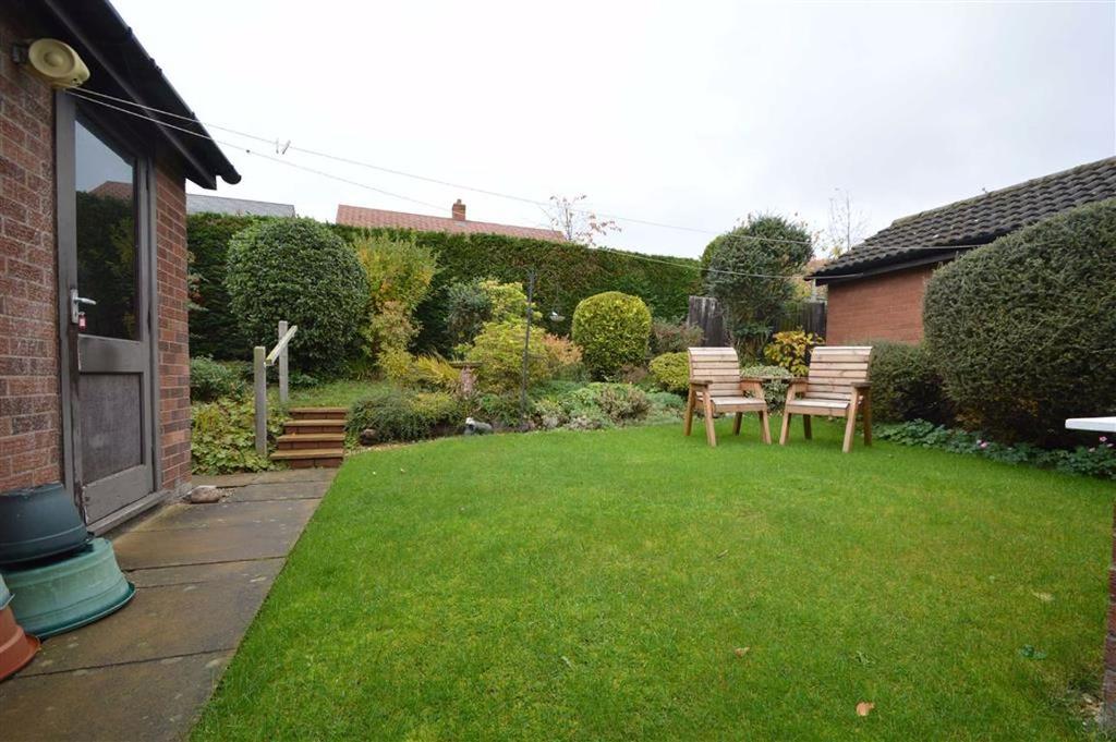 39, Falcons Way, Shrewsbury, SY3 2 bed bungalow £230,000