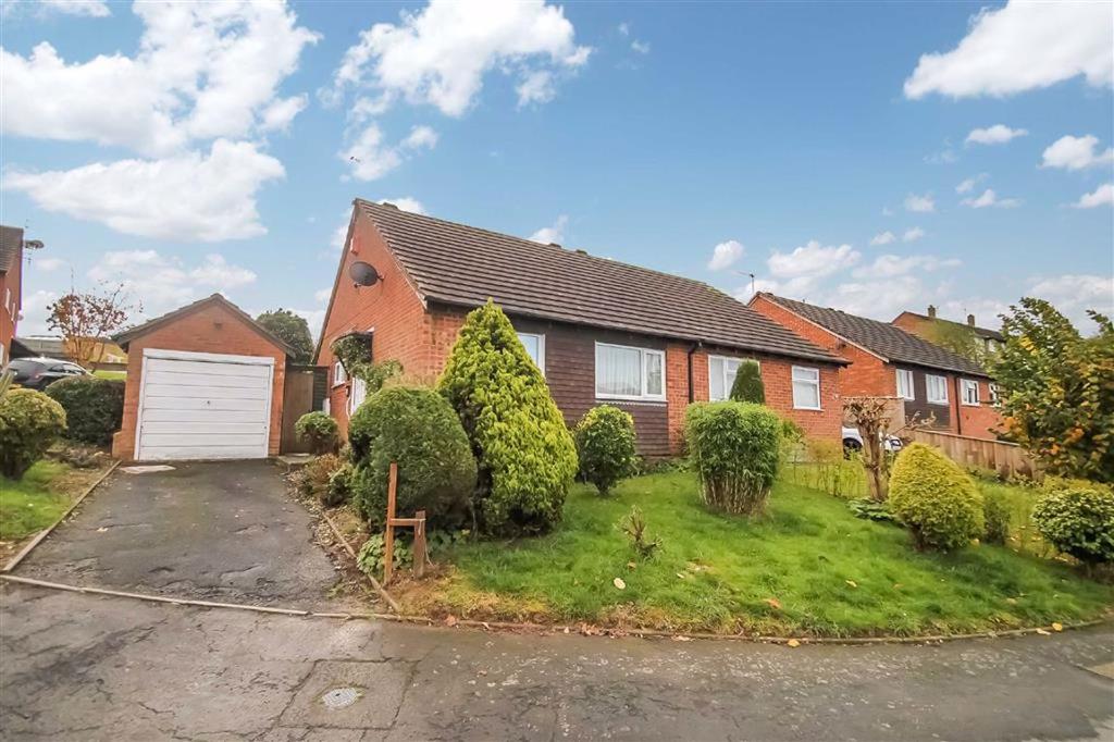 Sycamore Close, Ludlow 2 bed semidetached bungalow £590 pcm (£136 pw)