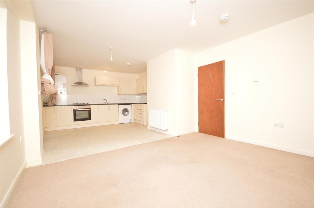 Larchwood Crescent, Lincoln 2 bed flat £575 pcm (£133 pw)