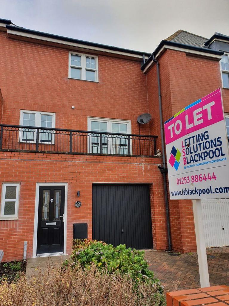 Holmfield Road, Blackpool, Lancashire 4 bed detached house £875 pcm