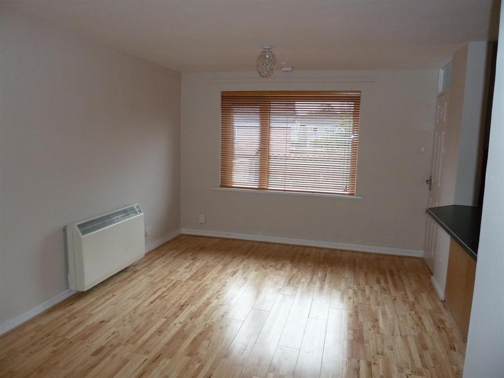 117a Collingwood Crescent Merrow Guildford 2 bed detached house £1,200 pcm (£277 pw)