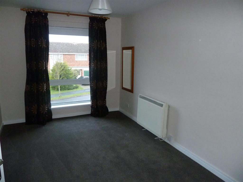 117a Collingwood Crescent Merrow Guildford 2 bed detached house £1,200 pcm (£277 pw)