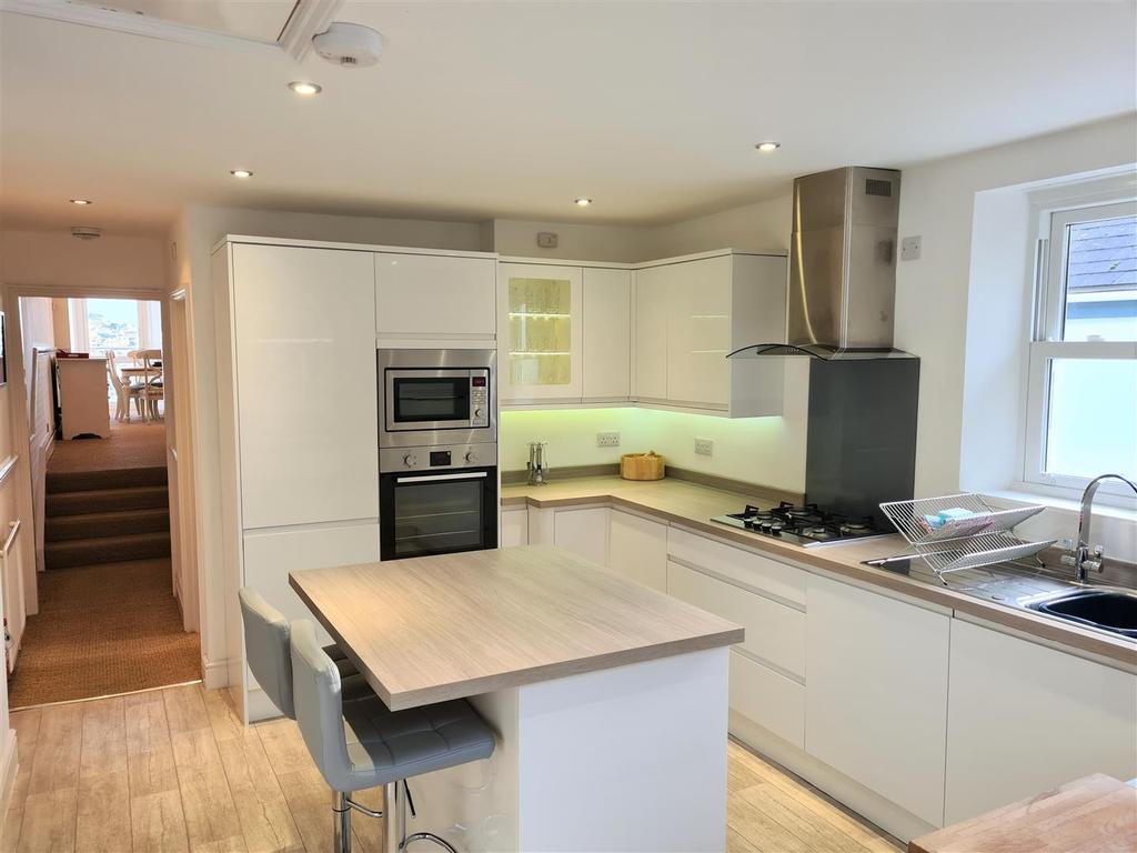 Kitchen 2.jpg