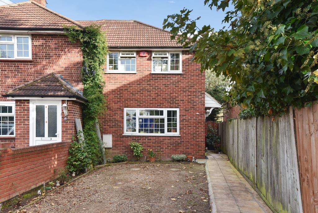 Wexham Road, Slough, SL2 3 bed end of terrace house £1,450 pcm (£335 pw)