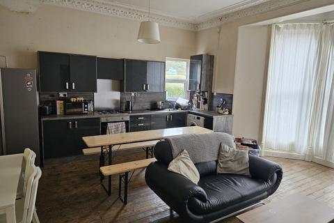 2 bedroom flat to rent, Clarendon Road, University, Leeds LS2 9NZ