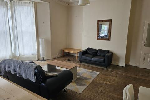 2 bedroom flat to rent, Clarendon Road, University, Leeds LS2 9NZ
