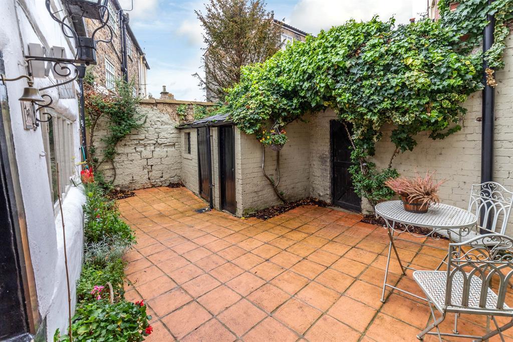 Bond End, Knaresborough, HG5 9AW 2 bed cottage £265,000