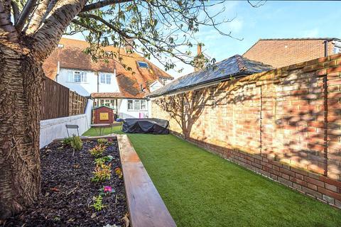 6 Loop Road, Woking, GU22 9BQ