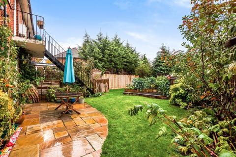 12 Tilehurst Road, London, SW18 3ET