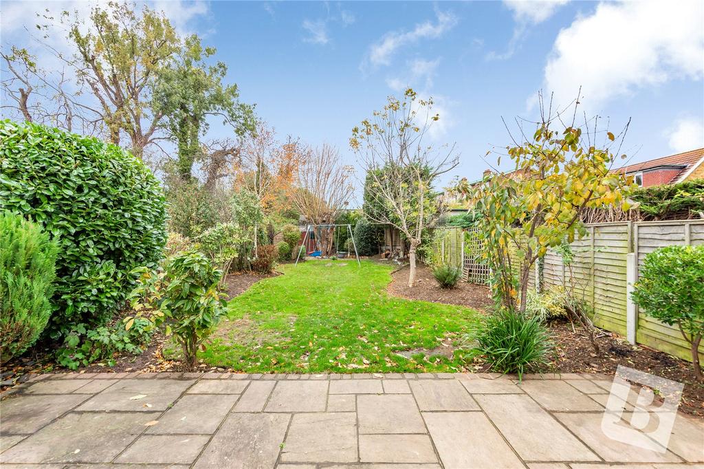 Southview Drive, Upminster, RM14 4 bed semidetached house £800,000