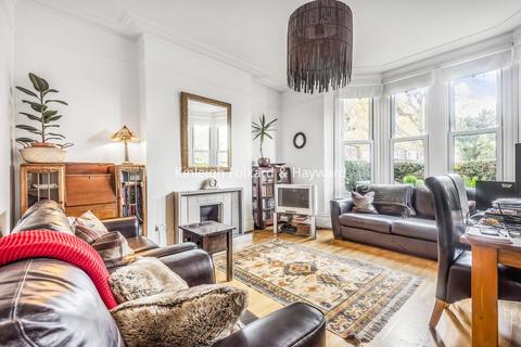 15 Thornsbeach Road, London, SE6 1DY