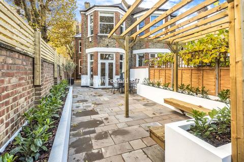 15 Thornsbeach Road, London, SE6 1DY