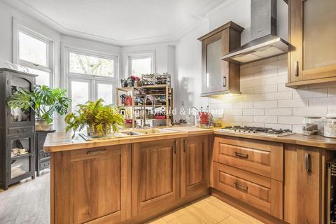 15 Thornsbeach Road, London, SE6 1DY
