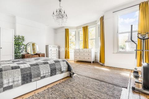 15 Thornsbeach Road, London, SE6 1DY