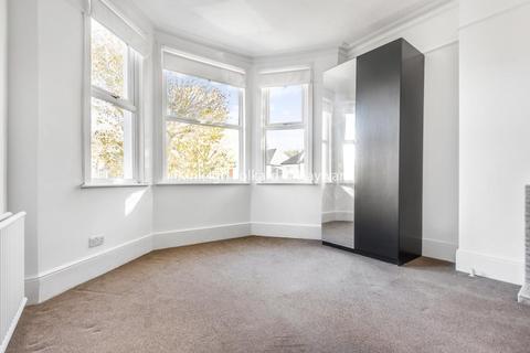 15 Thornsbeach Road, London, SE6 1DY