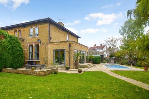 4 The Oaks, Feltham, TW13 5EF