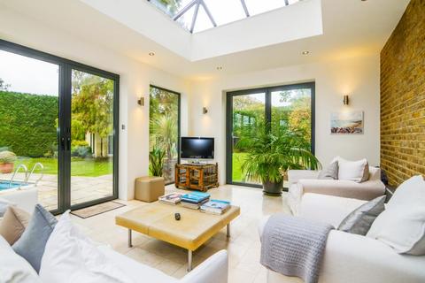 4 The Oaks, Feltham, TW13 5EF