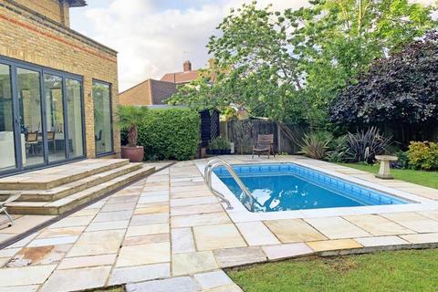 4 The Oaks, Feltham, TW13 5EF