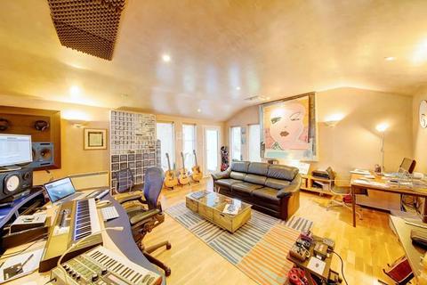 4 The Oaks, Feltham, TW13 5EF