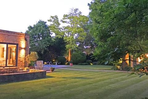 4 The Oaks, Feltham, TW13 5EF