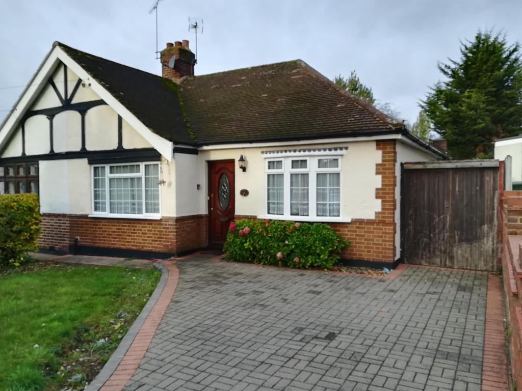 Moor Lane, Upminster, Essex, RM14 1ET 2 bed semidetached bungalow £
