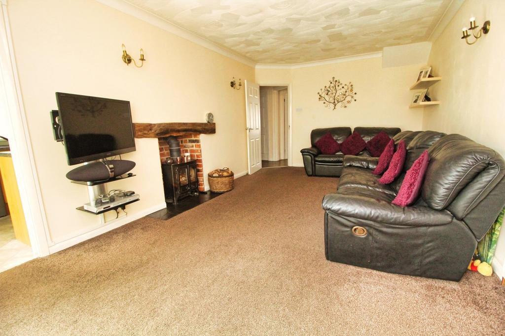 Warley Hill, Great Warley, Brentwood... 3 bed semidetached bungalow